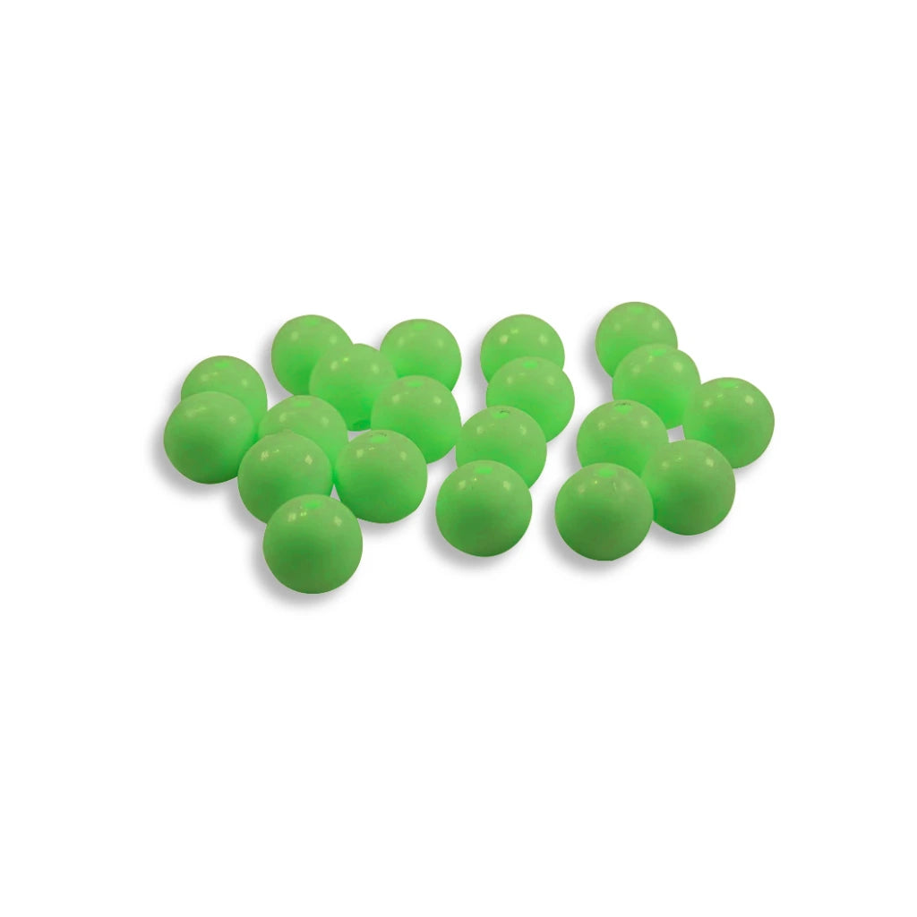 20 grüne Stopperperlen mit 4mm Durchmesser liegen auf dem Boden